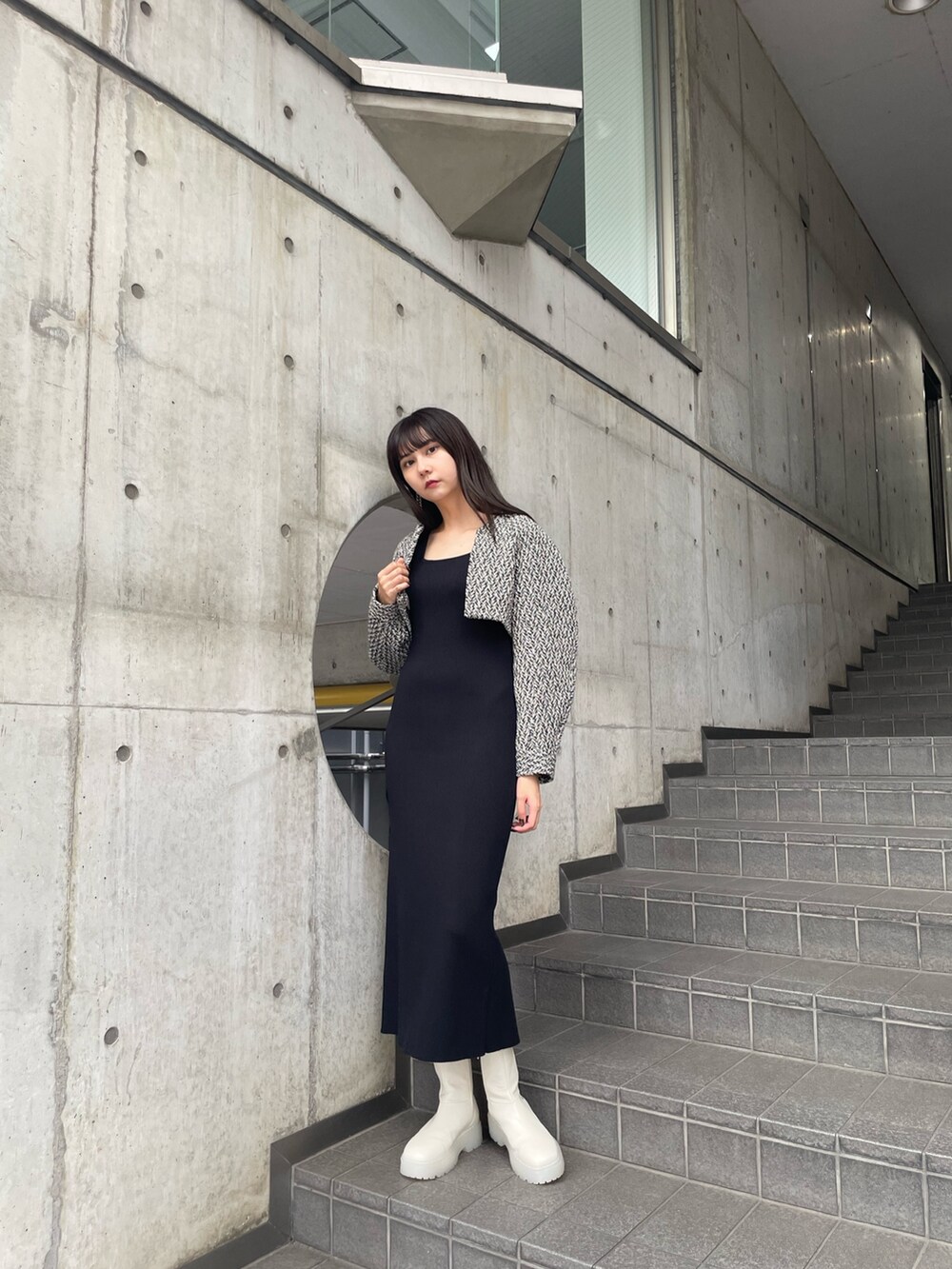 グリーン系のトレンチコートを着用したレディースの夏コーディネートの5枚目の写真