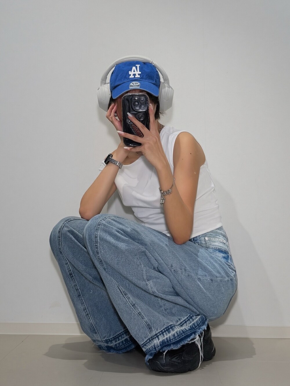 ホワイト系のTシャツ/カットソー、その他のデニムパンツを着用したレディースの夏コーディネートの3枚目の写真