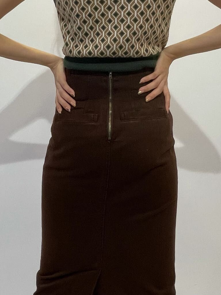 ブラウン系のブルゾン、ブラウン系のスカート、ホワイト系のブーツを着用したレディースの秋コーディネートの6枚目の写真