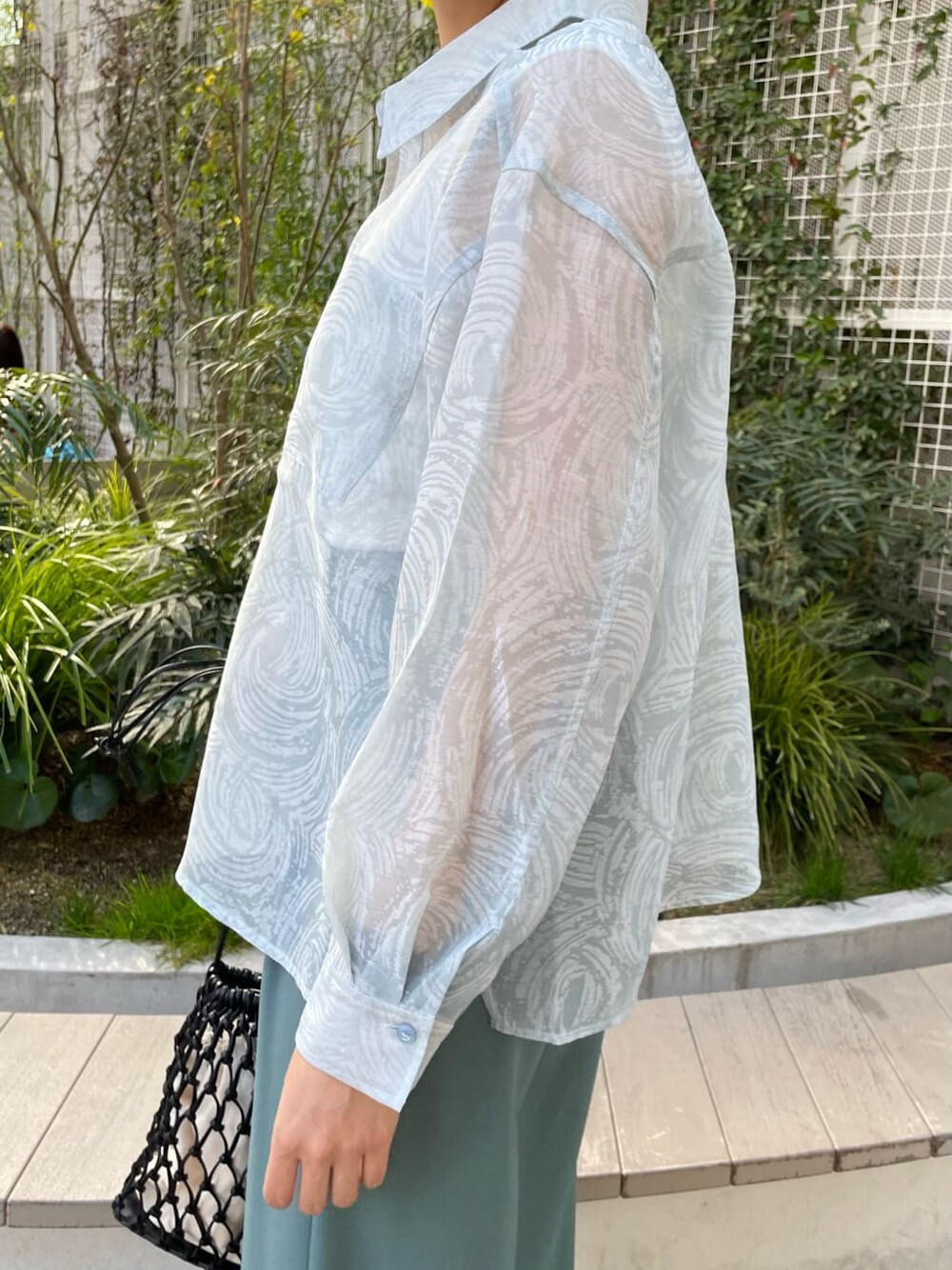 ホワイト系のタンクトップ、ブラック系のハンドバッグ、ブルー系のシャツ/ブラウスを着用したレディースの春コーディネートの5枚目の写真