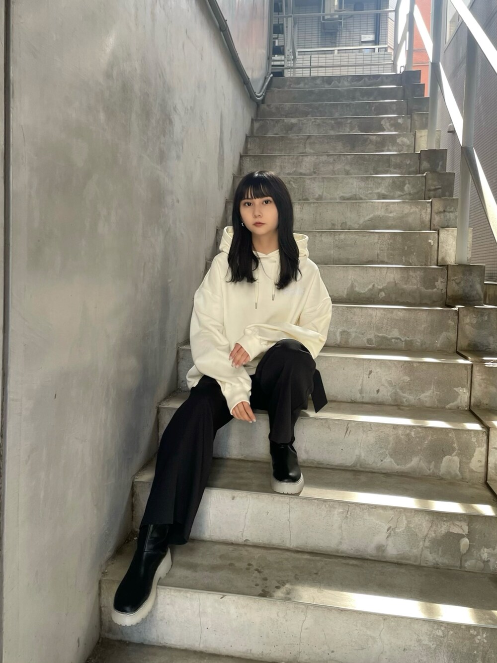 ホワイト系のパーカーを着用したレディースの夏コーディネートの4枚目の写真