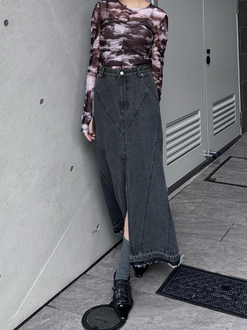 ブラック系のサンダル、グレー系のTシャツ/カットソーを着用したレディースの冬コーディネートの3枚目の写真