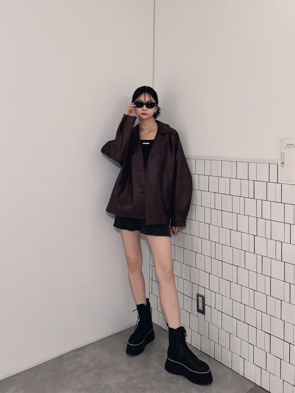 レッド系のブルゾンを着用したレディースの夏コーディネートの3枚目の写真