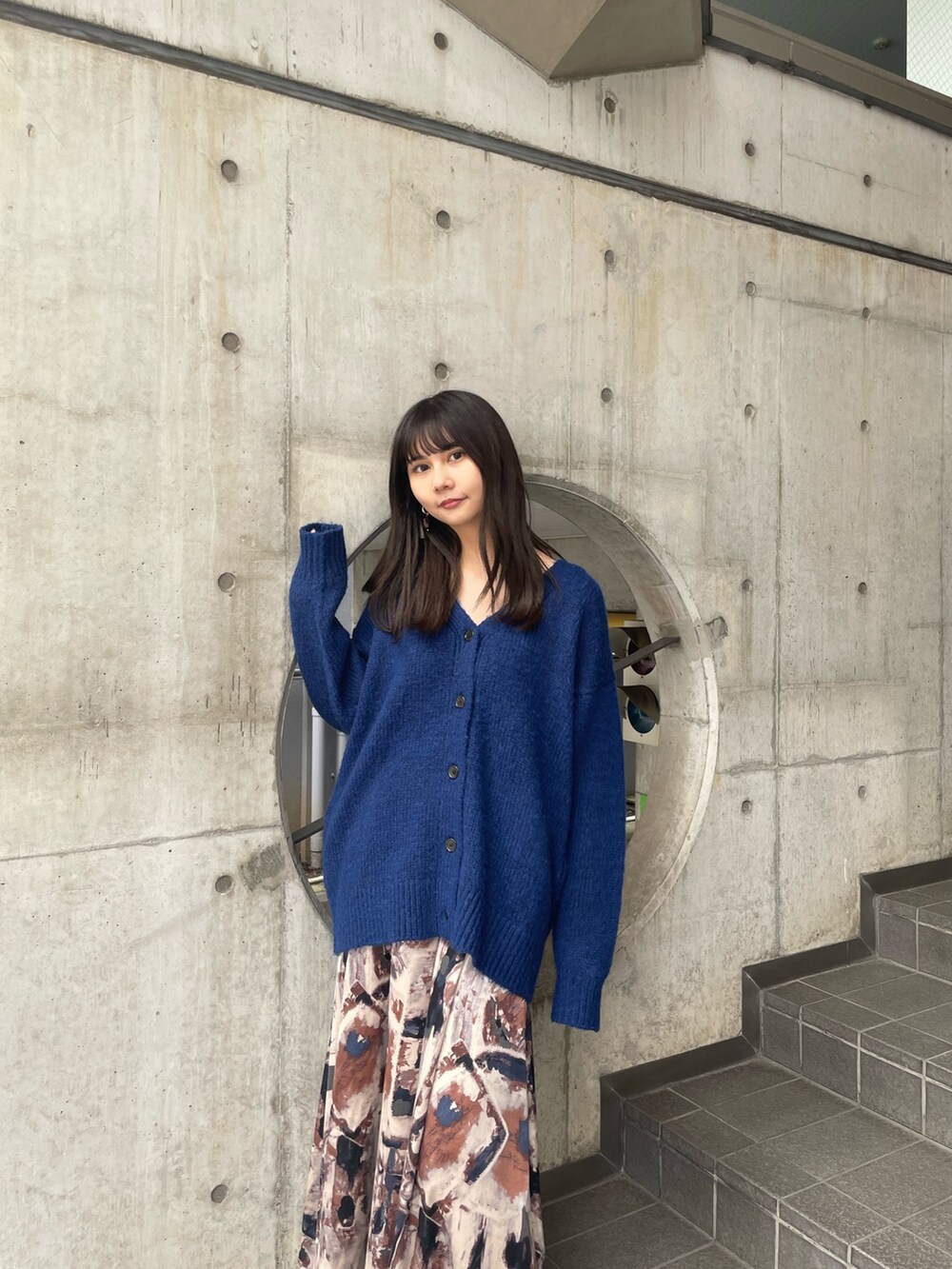 ブルー系のカーディガン/ボレロ、ブルー系のスカート、ホワイト系のブーツを着用したレディースの夏コーディネートの5枚目の写真