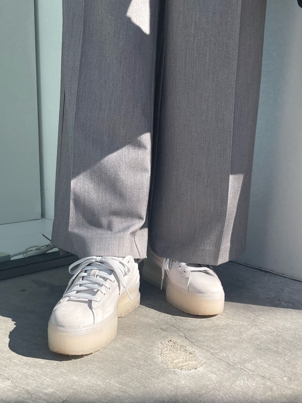 グレー系のカーディガン/ボレロ、ブラック系のニット/セーター、グレー系のスラックスを着用したレディースの冬コーディネートの7枚目の写真