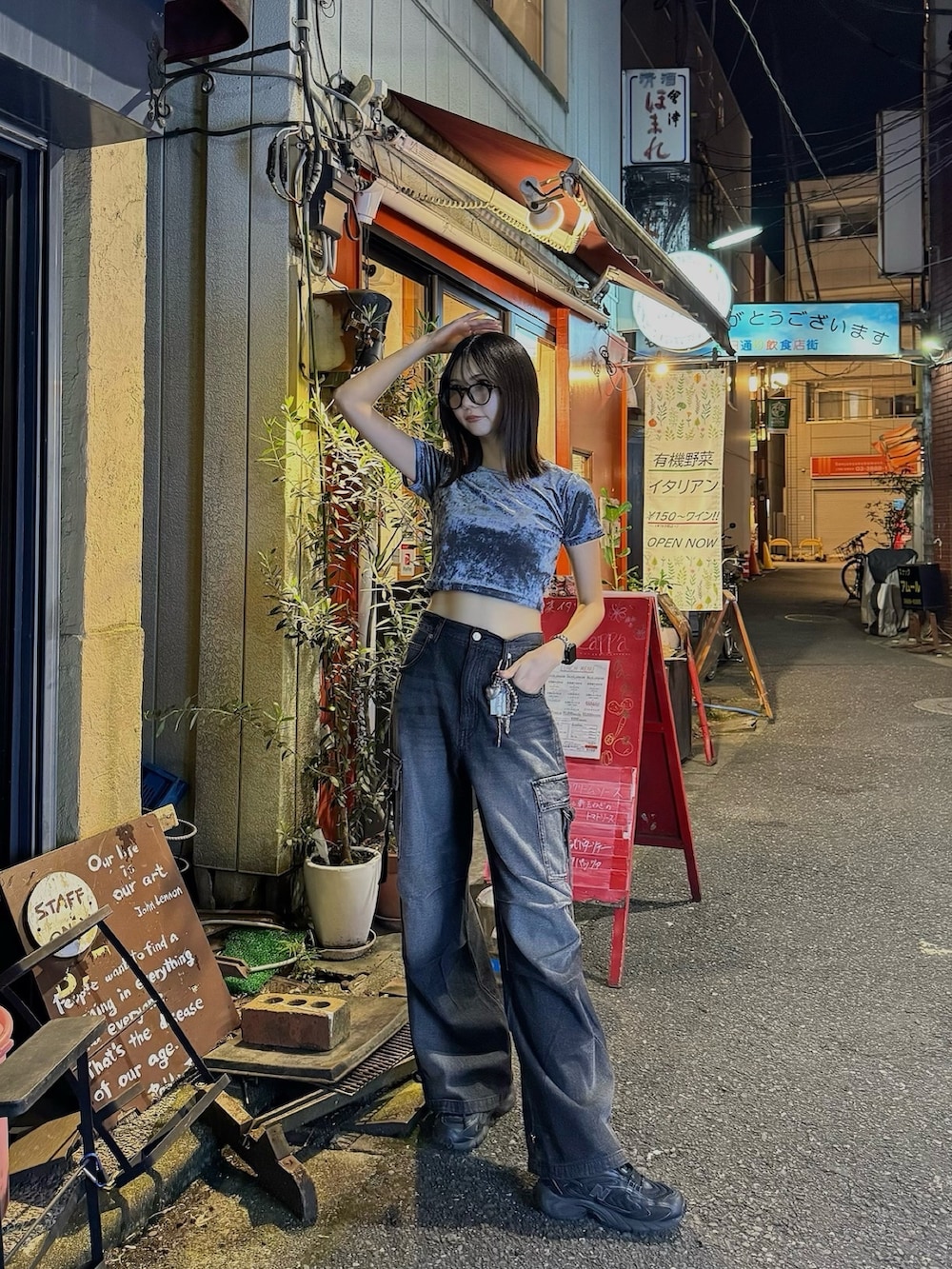 ブルー系のTシャツ/カットソー、ブラック系のデニムパンツを着用したレディースの夏コーディネートの4枚目の写真