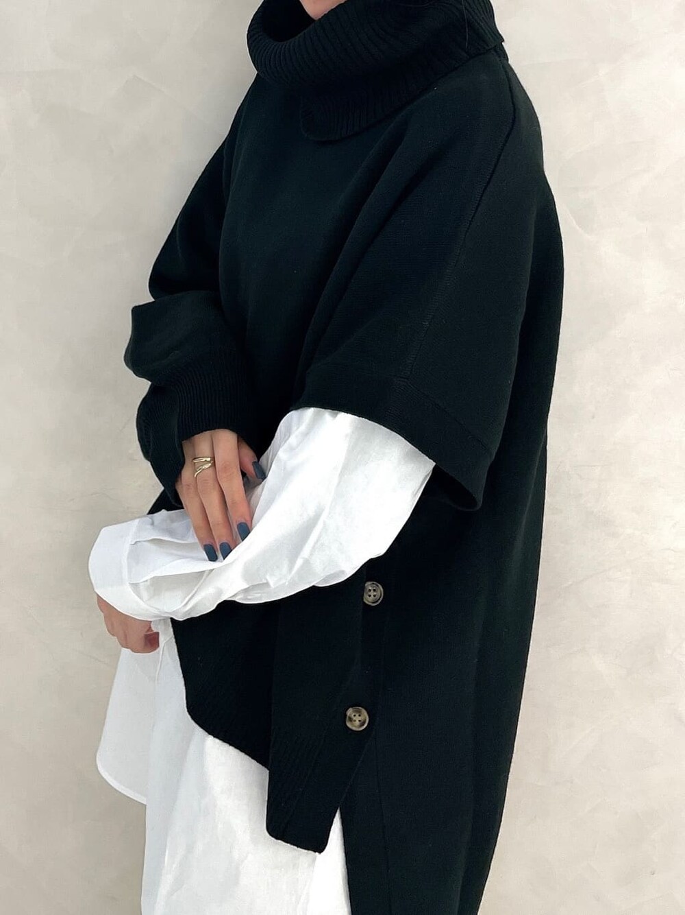 ホワイト系のブーツ、ブラック系のワンピース、イエロー系のスラックスを着用したレディースの冬コーディネートの3枚目の写真