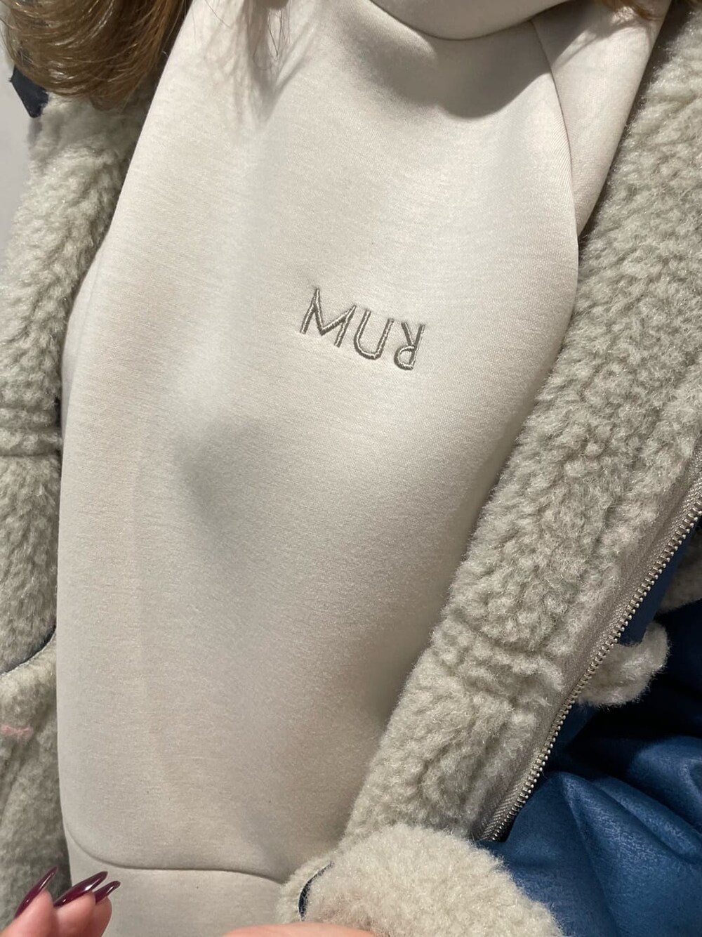「murua_snap、今季トレンド、#ムルーア、fashion、ファッション小物、カジュアル、選抜１、#今日のコーデ、#murua_by_staff、#ファッション、murua」｜「MURUAのロゴショートパーカー（パーカー、ホワイト系）」を使った、桂束咲さん（レディース・170cm）の秋コーディネートの7枚目の写真