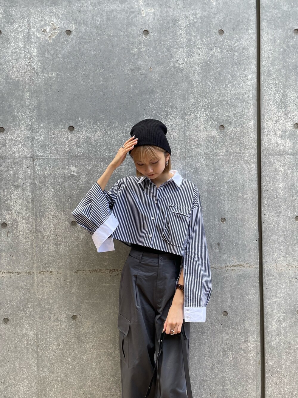 その他のシャツ/ブラウス、グレー系のカーゴパンツを着用したレディースの春コーディネートの2枚目の写真