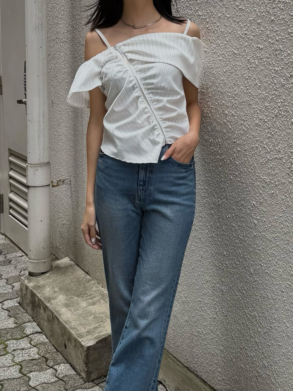 ホワイト系のシャツ/ブラウス、ブルー系のデニムパンツを着用したレディースの夏コーディネートの3枚目の写真