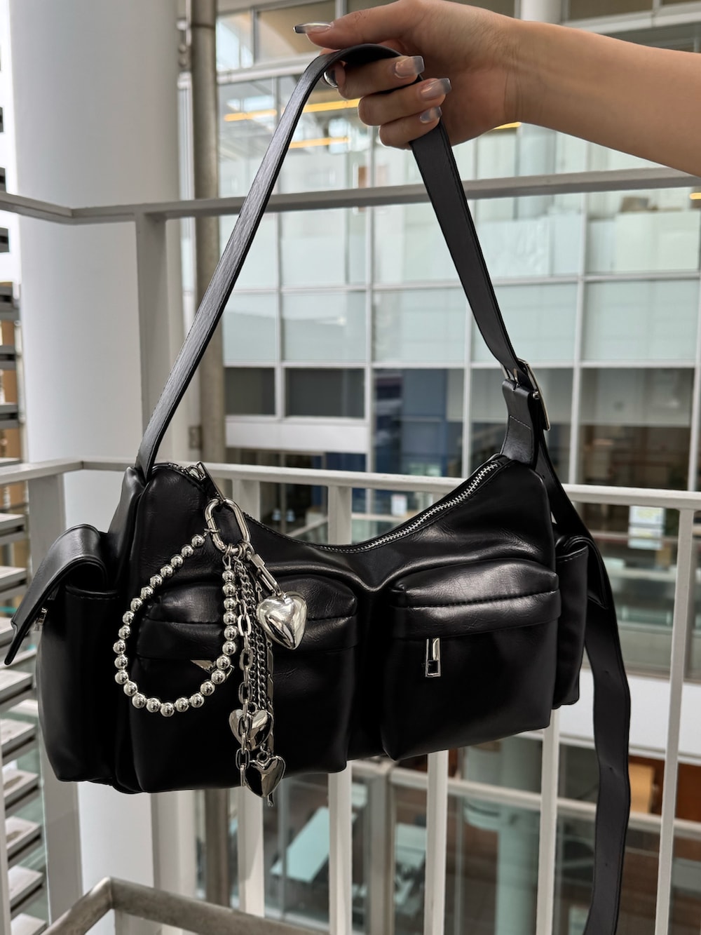 シルバー系のキーホルダーを着用したレディースの春コーディネートの3枚目の写真