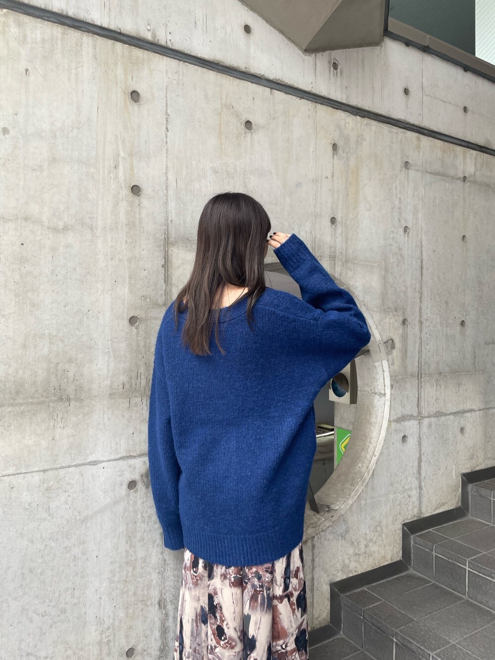 ブルー系のカーディガン/ボレロ、ブルー系のスカート、ホワイト系のブーツを着用したレディースの夏コーディネートの6枚目の写真