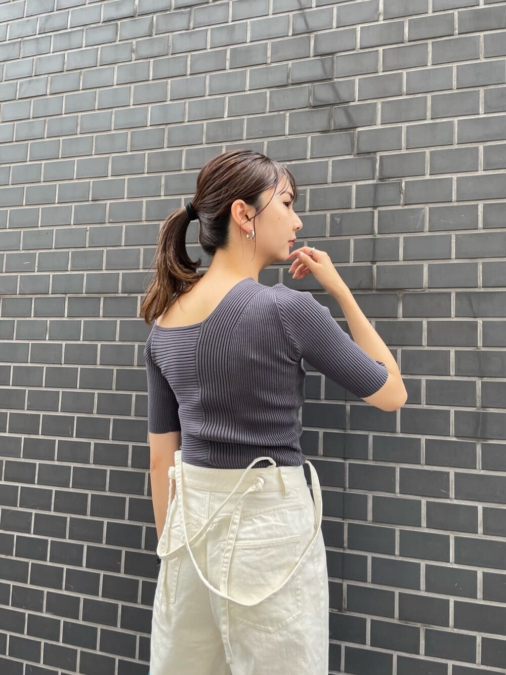 ホワイト系のデニムパンツ、ホワイト系のサンダル、グレー系のニット/セーターを着用したレディースの夏コーディネートの4枚目の写真