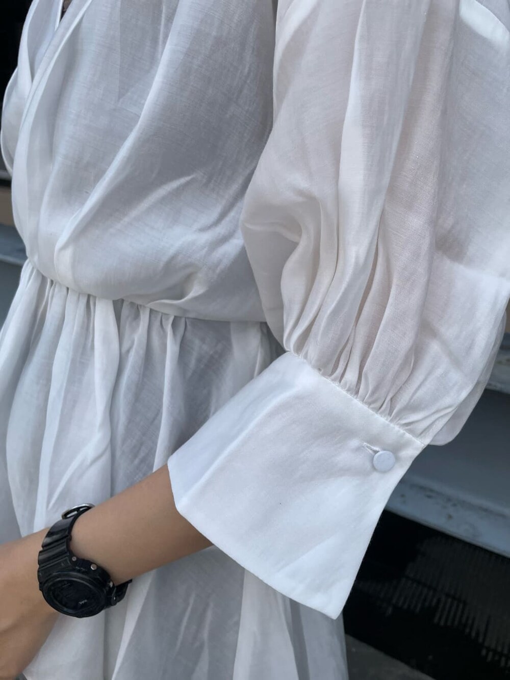 ブラウン系のキャミソール、ブラック系のデニムパンツ、ホワイト系のシャツ/ブラウスを着用したレディースの夏コーディネートの5枚目の写真