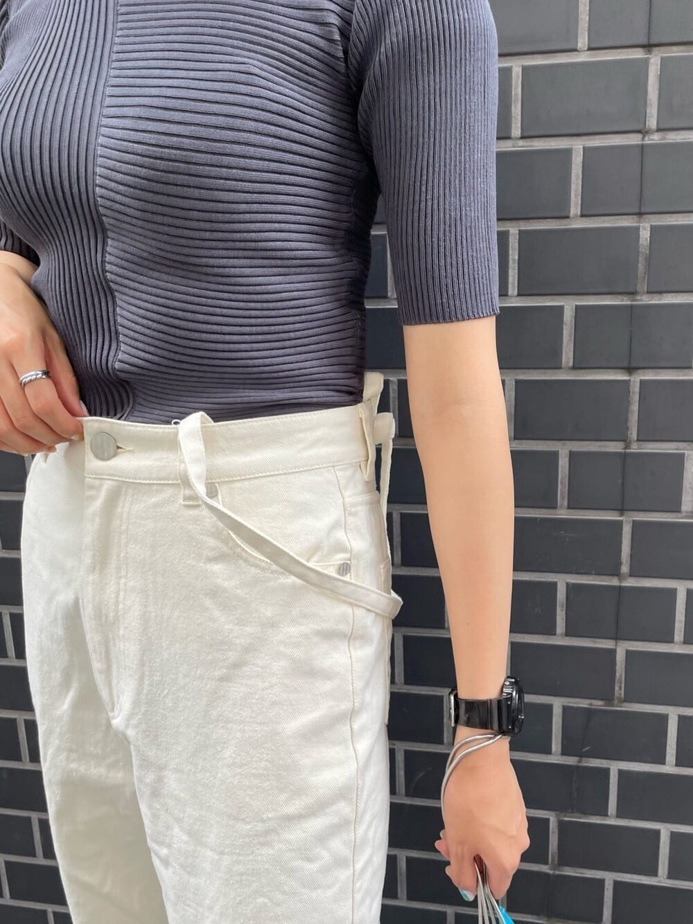 ホワイト系のデニムパンツ、ホワイト系のサンダル、グレー系のニット/セーターを着用したレディースの夏コーディネートの5枚目の写真