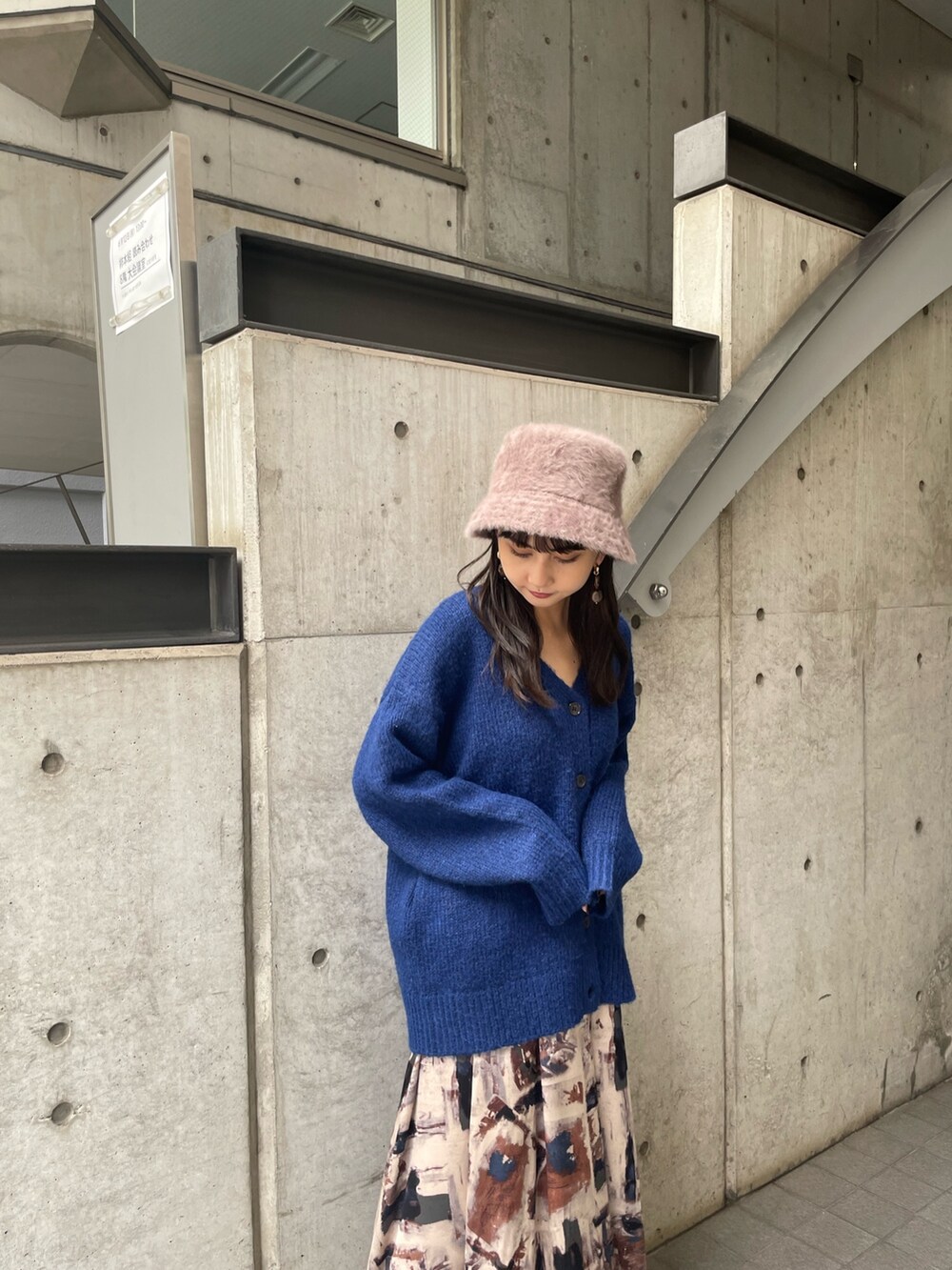 ブルー系のカーディガン/ボレロ、ブルー系のスカート、ホワイト系のブーツを着用したレディースの夏コーディネートの2枚目の写真