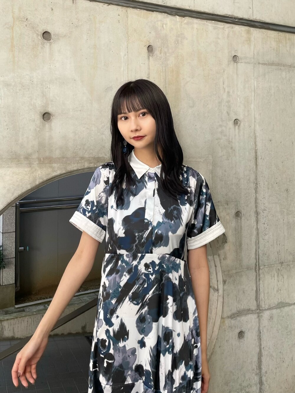 ホワイト系のワンピース、その他のサンダルを着用したレディースの春コーディネートの3枚目の写真