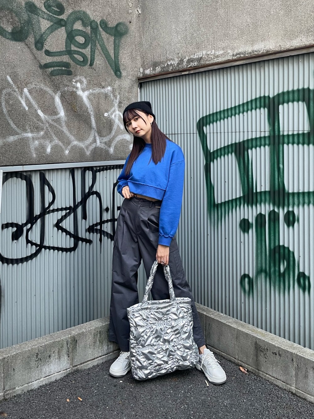 ブルー系のスウェット、グレー系のカーゴパンツ、シルバー系のトートバッグを着用したレディースの秋コーディネートの2枚目の写真