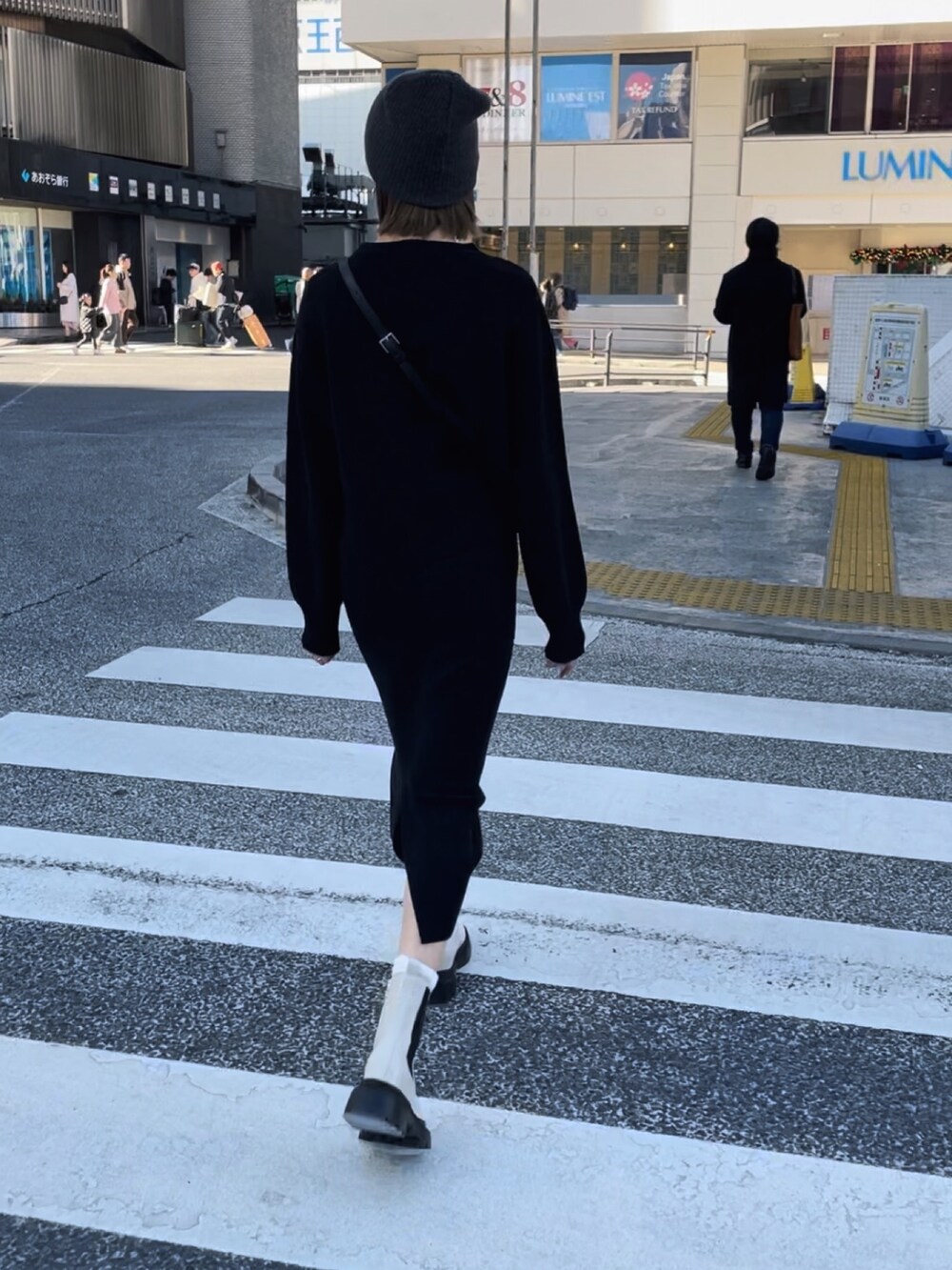 ブラック系のニット/セーター、ブラック系のスカートを着用したレディースの冬コーディネートの3枚目の写真