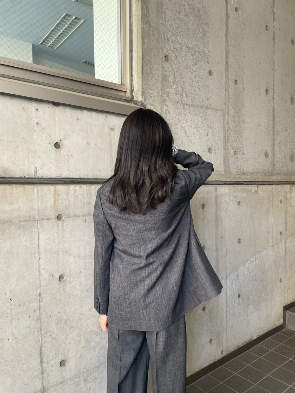 グレー系のテーラードジャケット、グレー系のスラックス、ホワイト系のTシャツ/カットソーを着用したレディースの夏コーディネートの6枚目の写真