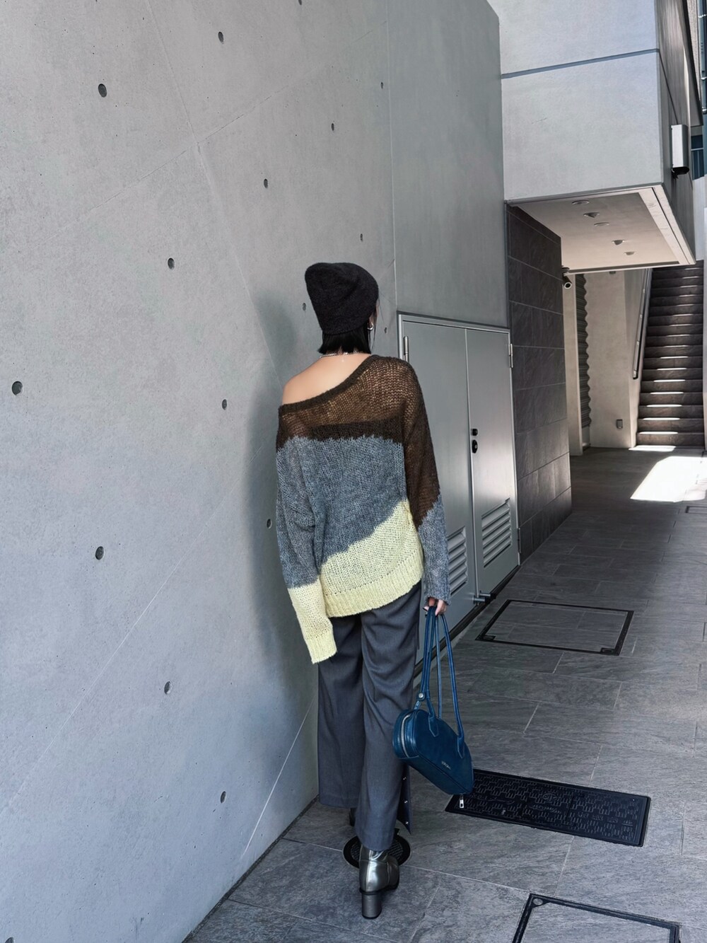 ブラウン系のブーツ、グレー系のニット/セーター、グレー系のニットキャップ/ビーニーを着用したレディースの秋コーディネートの4枚目の写真