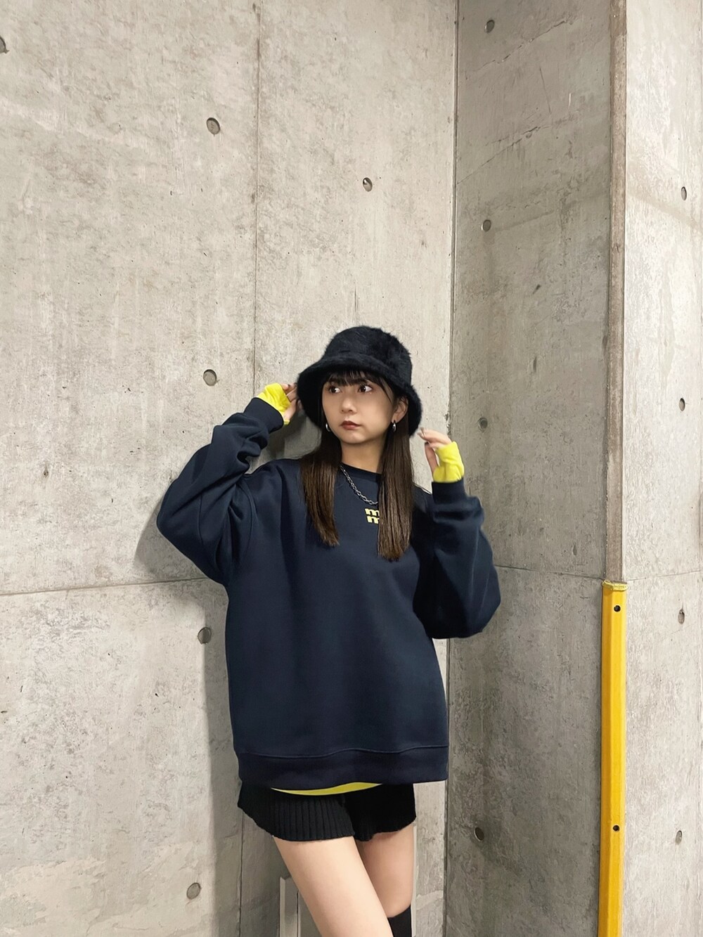 ブルー系のスウェット、イエロー系のTシャツ/カットソー、ブラック系のブーツを着用したレディースの秋コーディネートの4枚目の写真