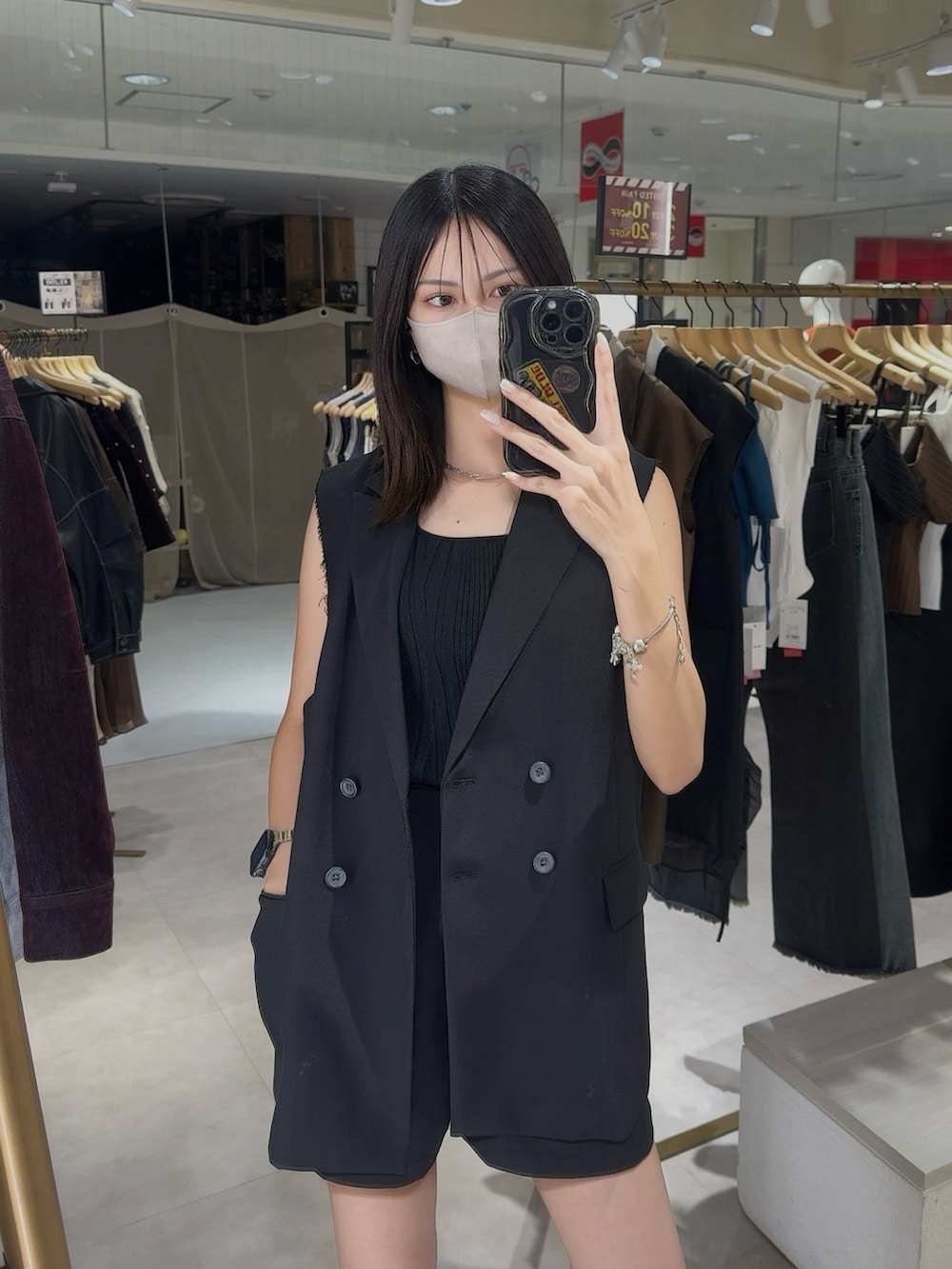 ブラック系のベスト、ブラック系のその他パンツを着用したレディースの夏コーディネートの3枚目の写真