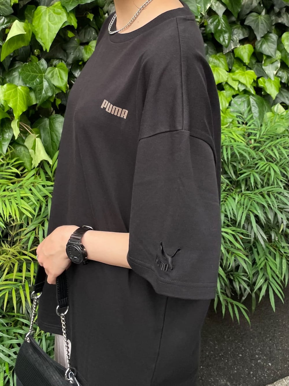 ホワイト系のスカート、ブラック系のTシャツ/カットソーを着用したレディースの春コーディネートの6枚目の写真