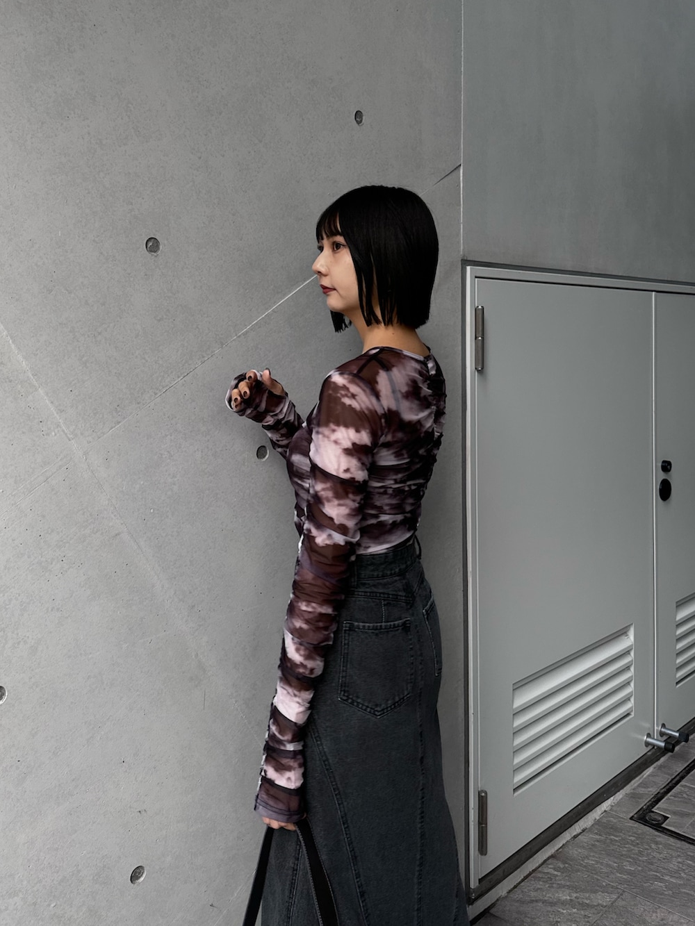 ブラック系のサンダル、グレー系のTシャツ/カットソーを着用したレディースの冬コーディネートの4枚目の写真