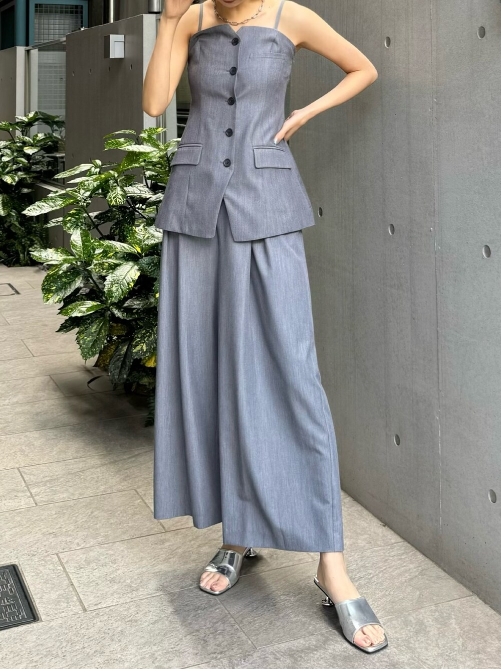 グレー系のキャミソール、グレー系のその他パンツ、シルバー系のサンダルを着用したレディースの春コーディネートの3枚目の写真