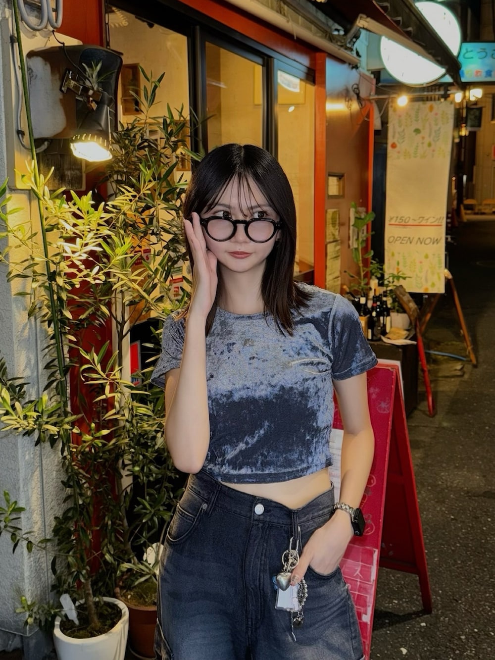 ブルー系のTシャツ/カットソー、ブラック系のデニムパンツを着用したレディースの夏コーディネートの3枚目の写真