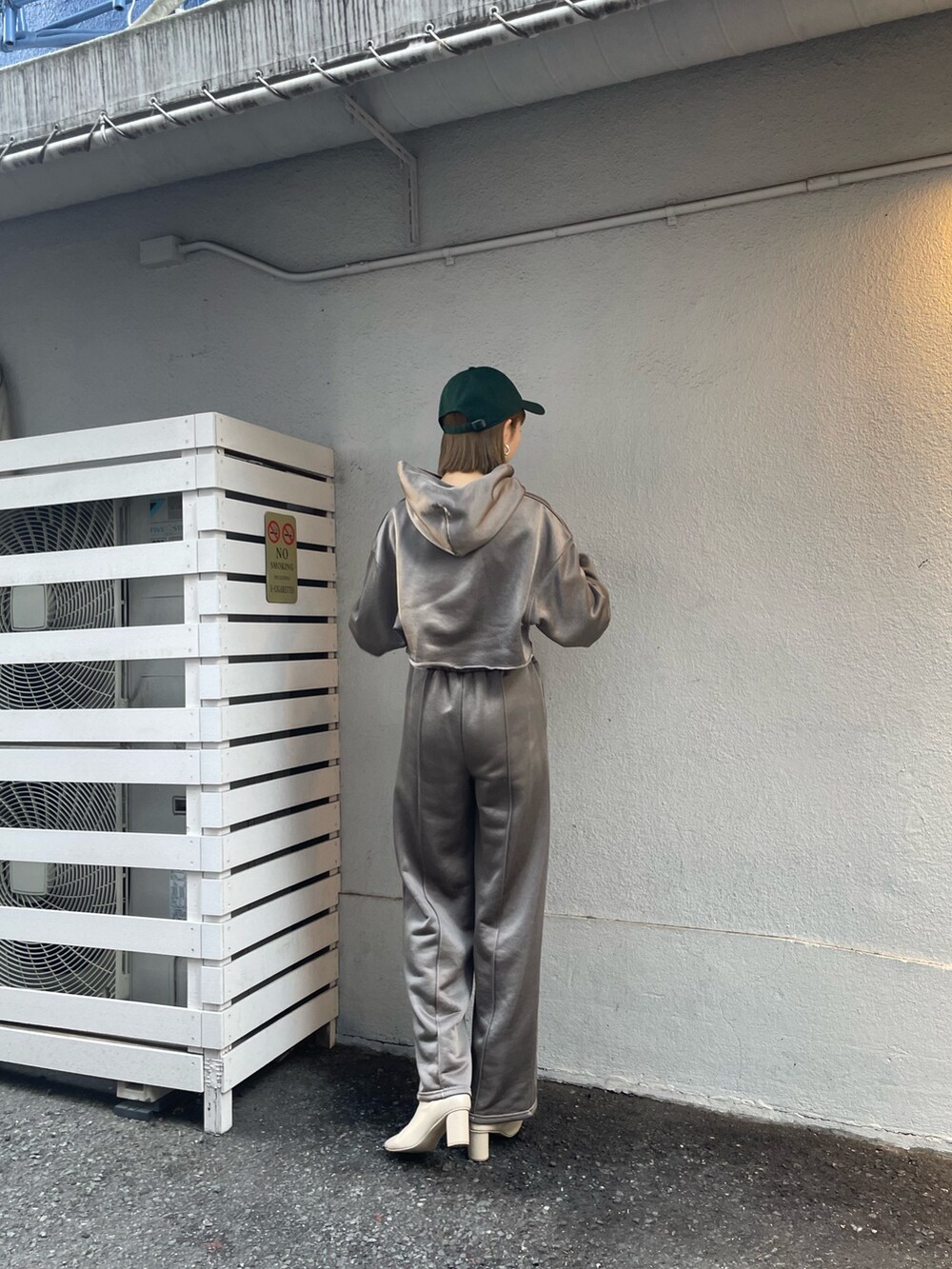 ブラウン系のTシャツ/カットソー、ブラウン系のその他パンツ、グリーン系のキャップを着用したレディースの冬コーディネートの2枚目の写真