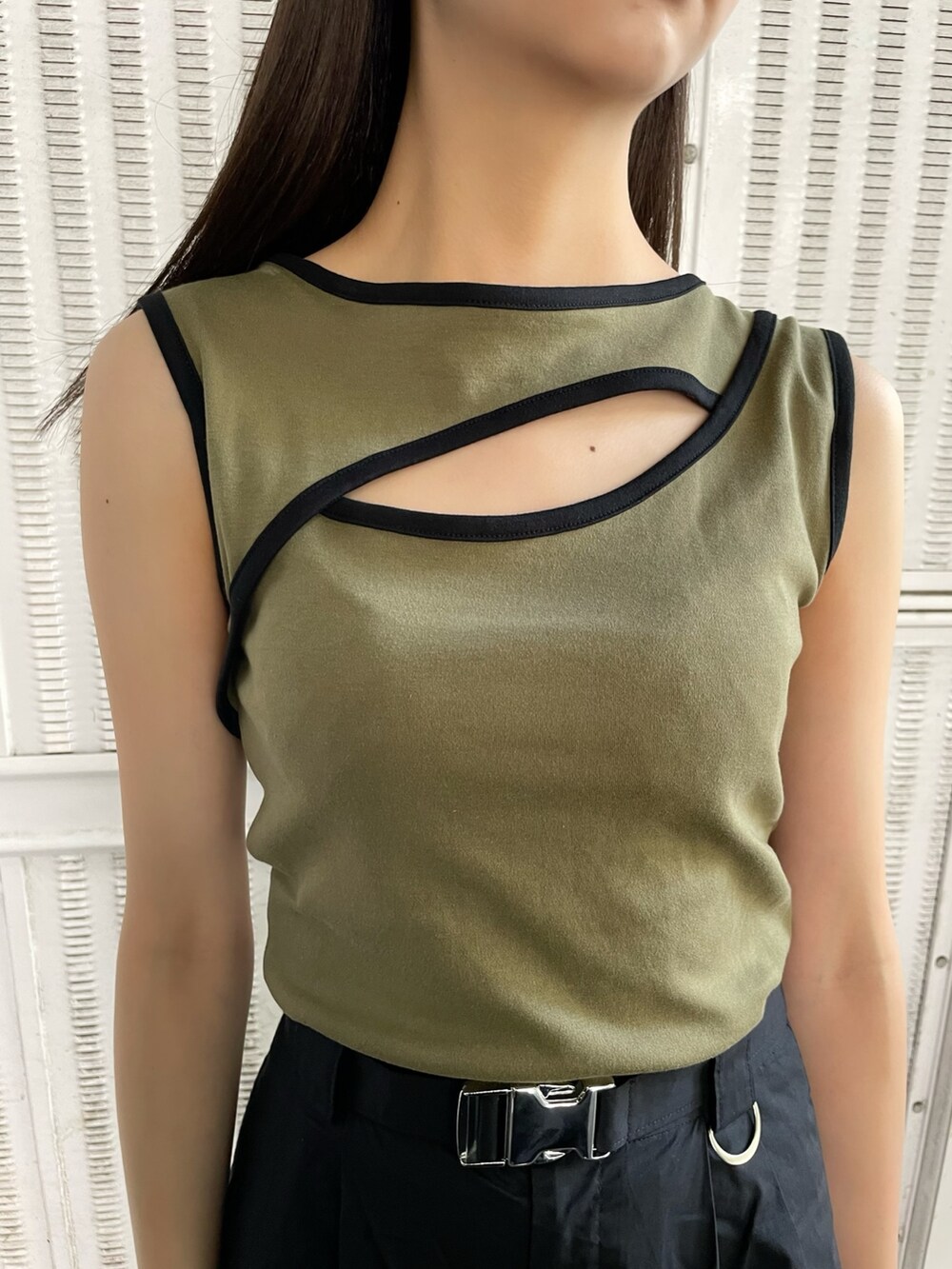 ベージュ系のタンクトップ、ブラック系のカーゴパンツ、ブラック系のサンダルを着用したレディースの夏コーディネートの6枚目の写真