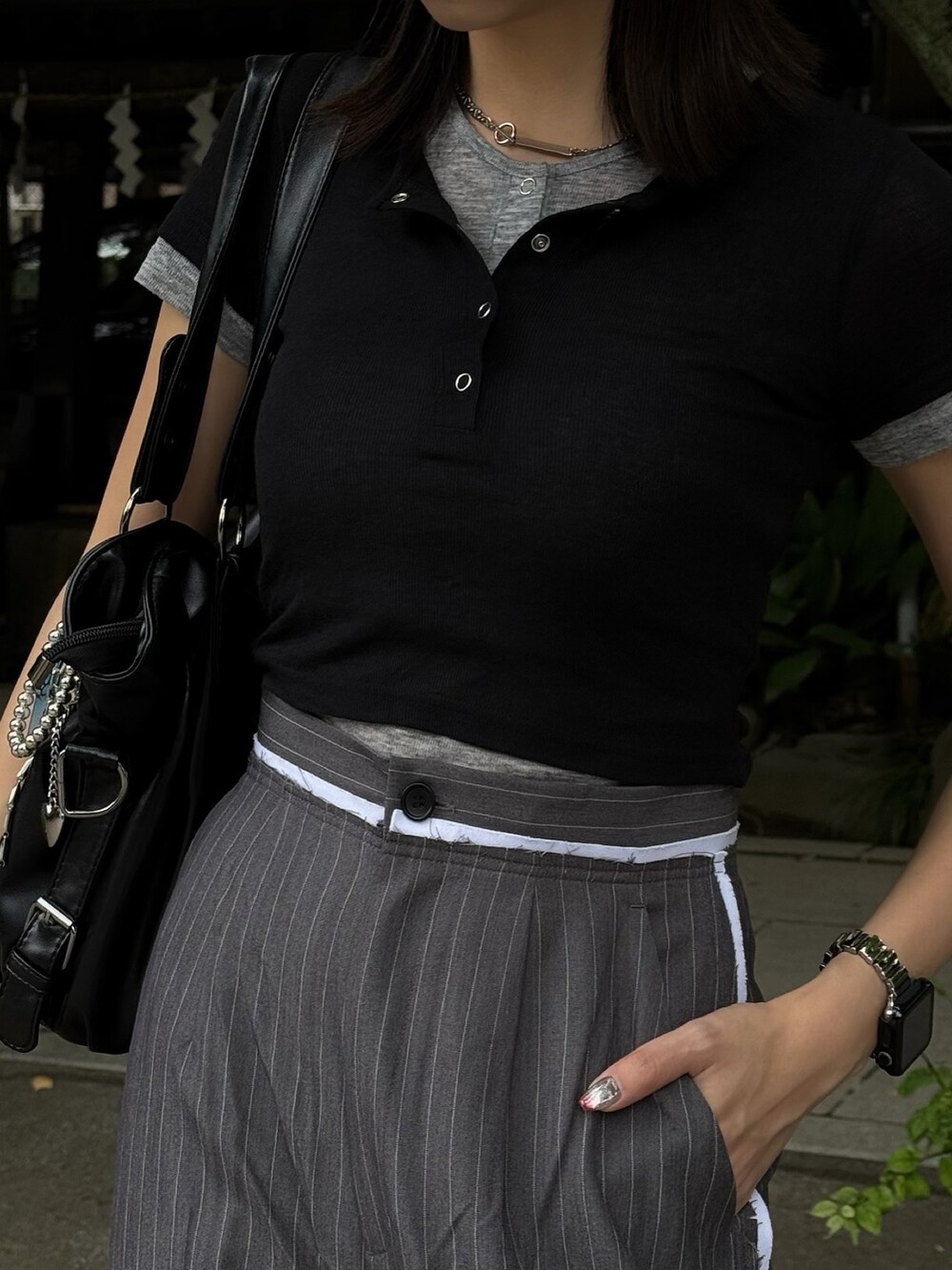 ブラック系のTシャツ/カットソー、その他のその他パンツを着用したレディースの夏コーディネートの3枚目の写真