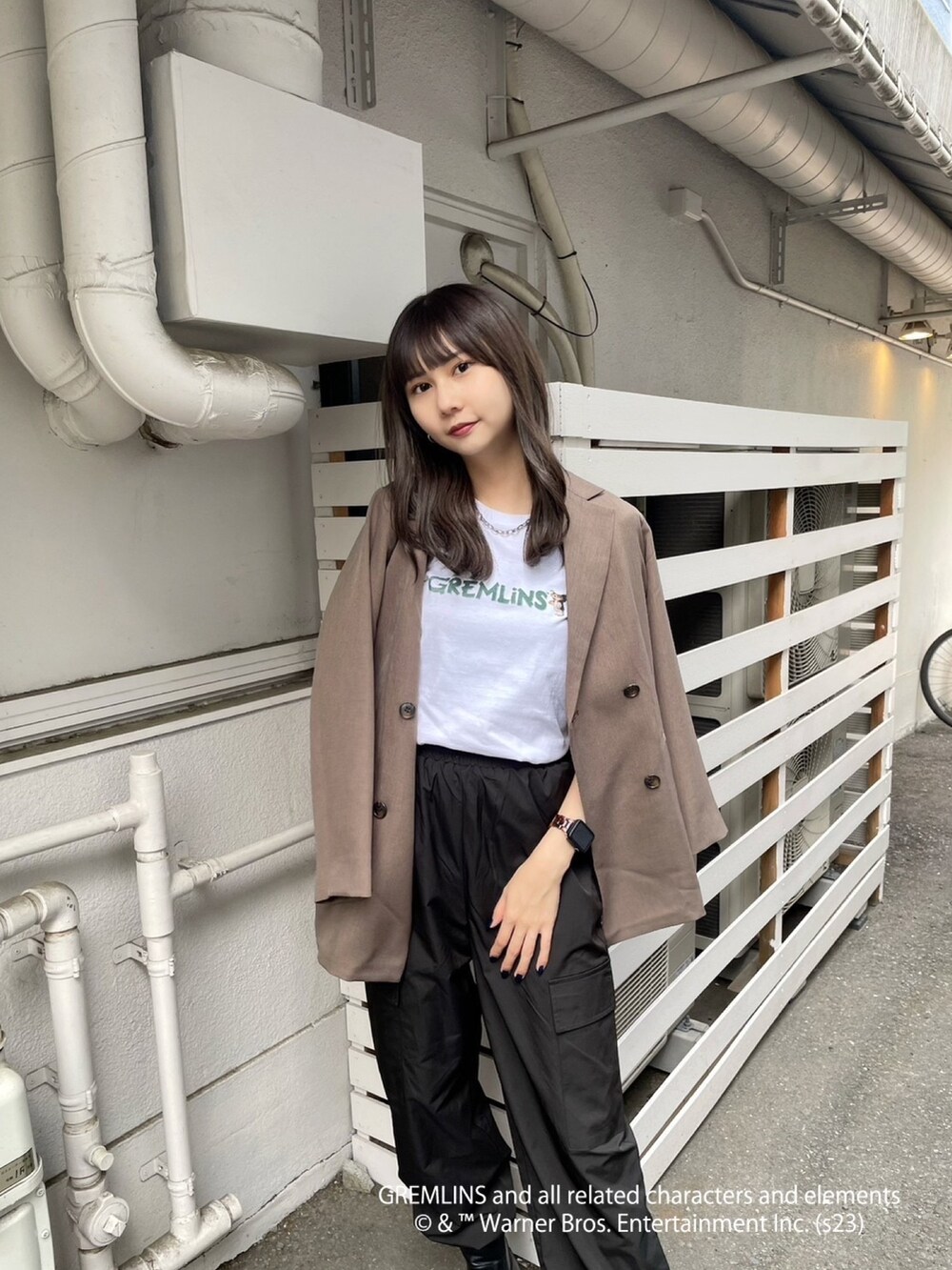 ホワイト系のタンクトップを着用したレディースの春コーディネートの4枚目の写真