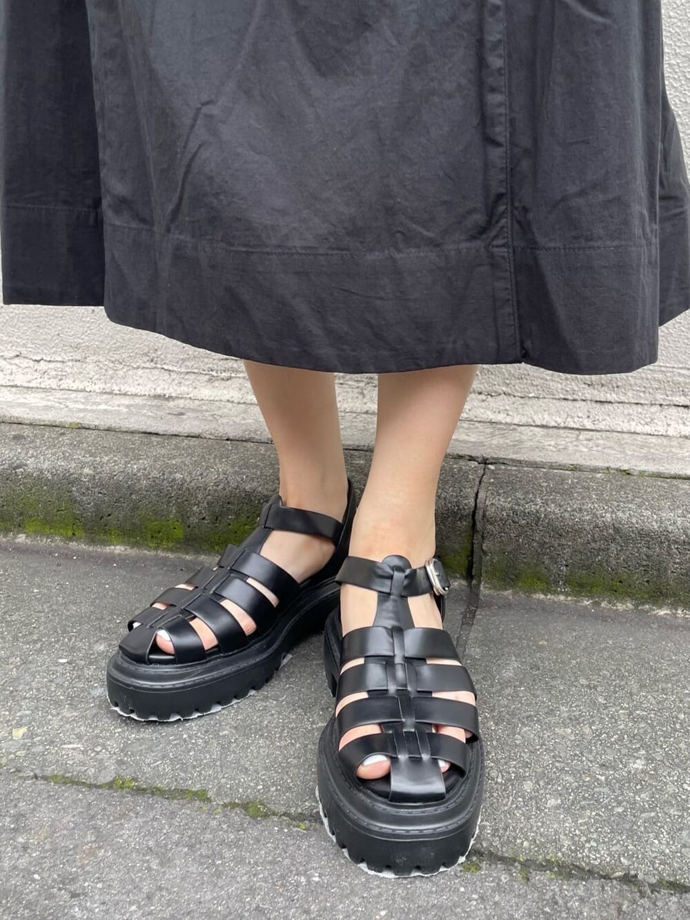 ブラック系のワンピース、ブラック系のサンダル、ピンク系のシャツ/ブラウスを着用したレディースの夏コーディネートの7枚目の写真