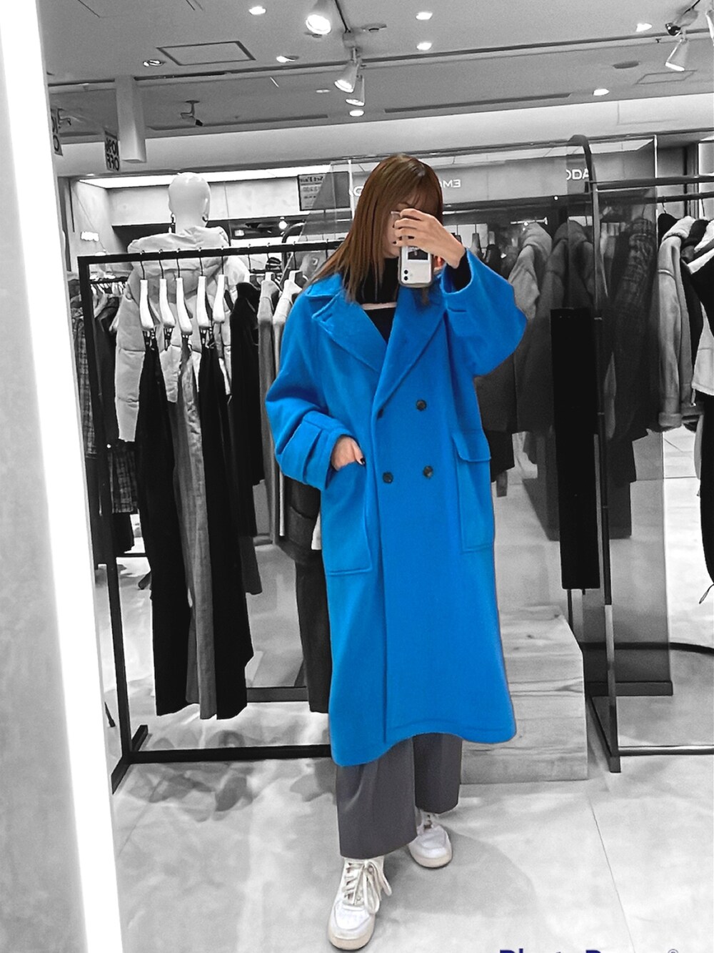 ブルー系のチェスターコート、ブラック系のニット/セーター、グレー系のスラックスを着用したレディースの秋コーディネートの5枚目の写真