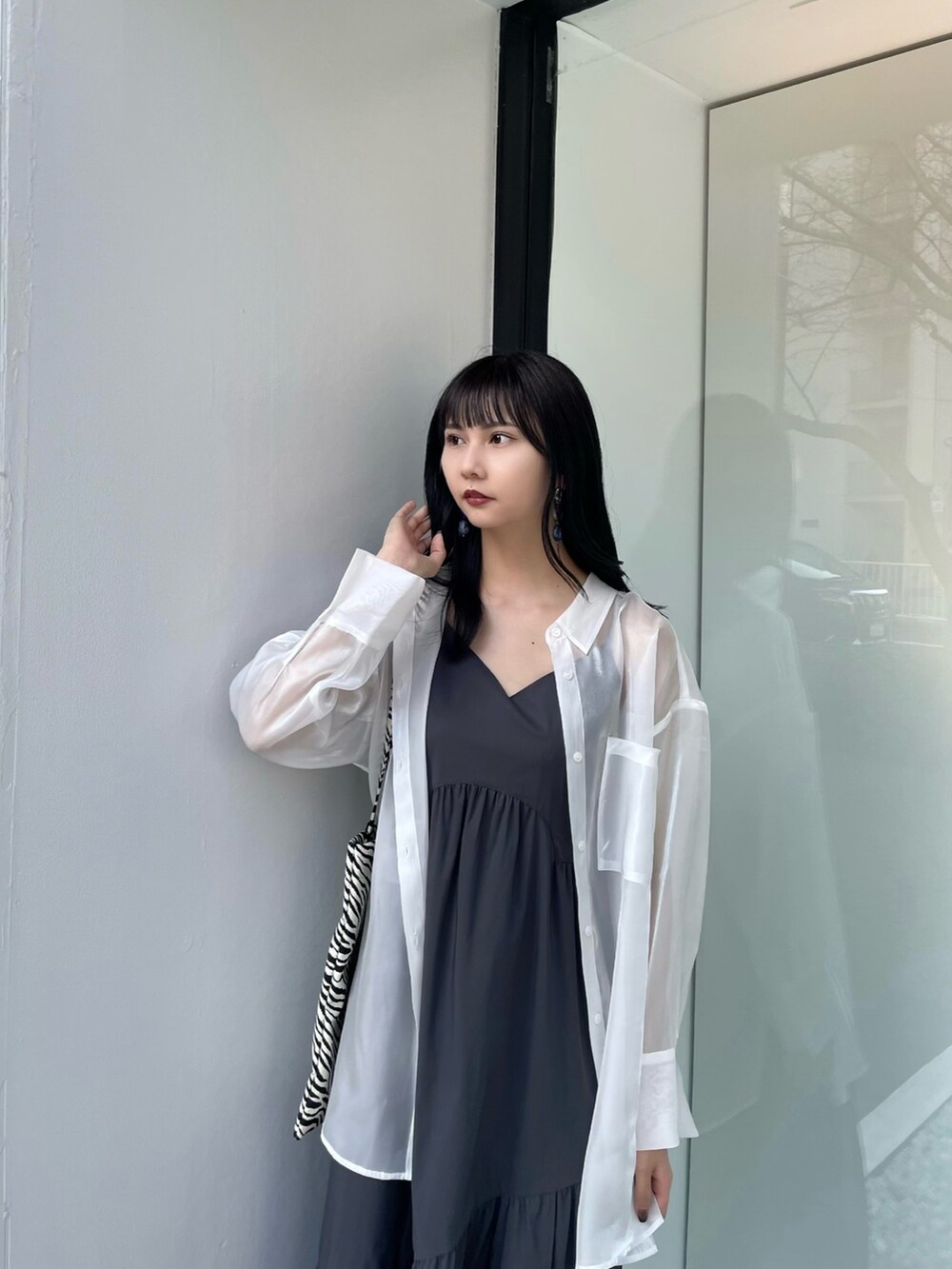 ホワイト系のシャツ/ブラウス、ブラック系のサンダル、グレー系のワンピースを着用したレディースの春コーディネートの2枚目の写真