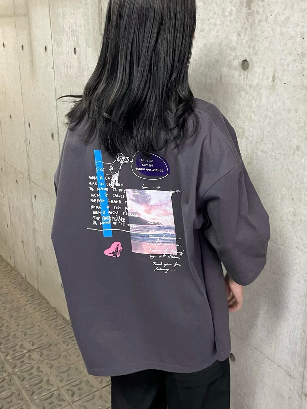 グレー系のTシャツ/カットソー、ブラック系のサンダルを着用したレディースの春コーディネートの4枚目の写真