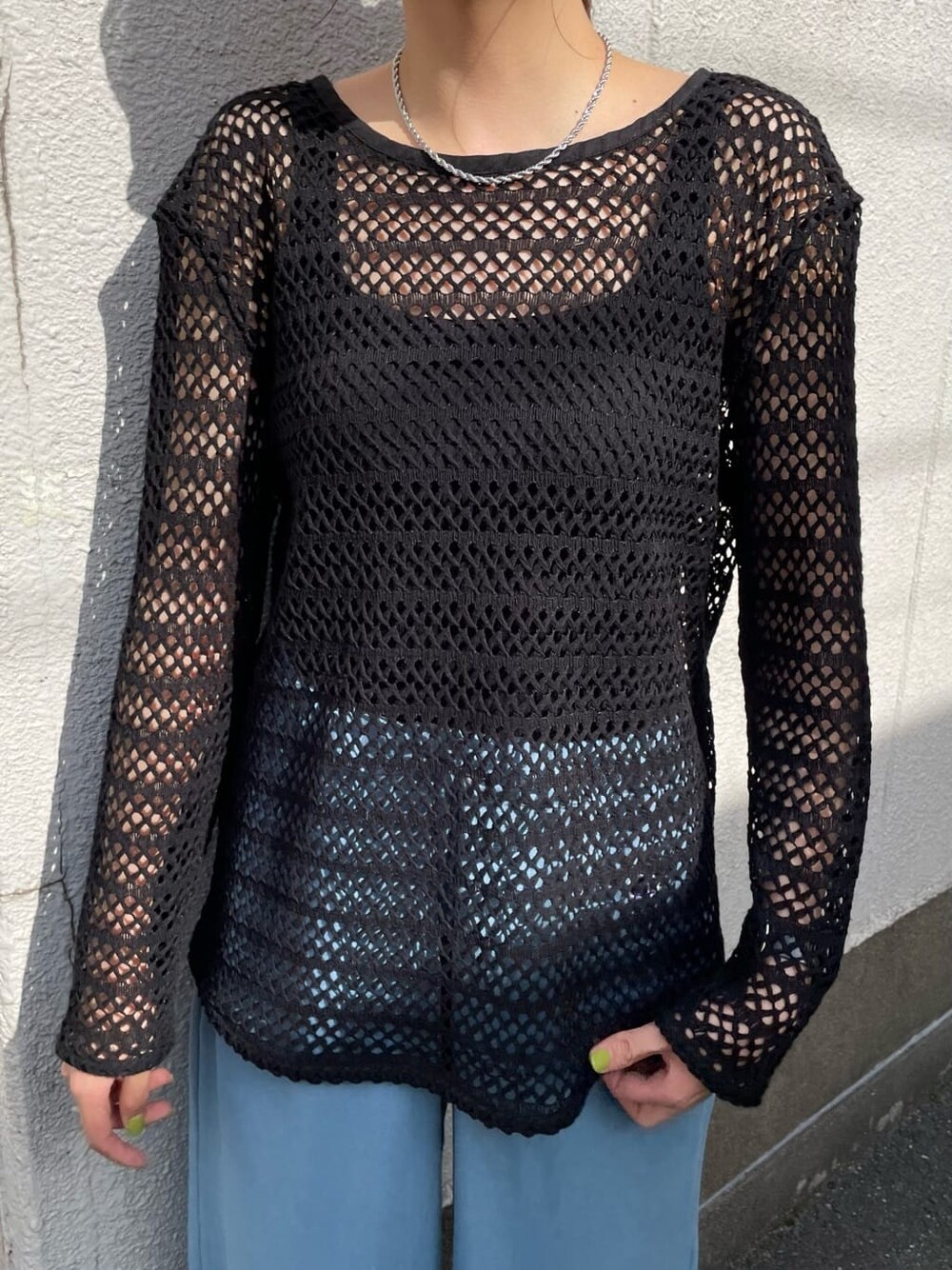 ブルー系のスウェットパンツ、ホワイト系のサンダル、ブラック系のTシャツ/カットソーを着用したレディースの春コーディネートの5枚目の写真