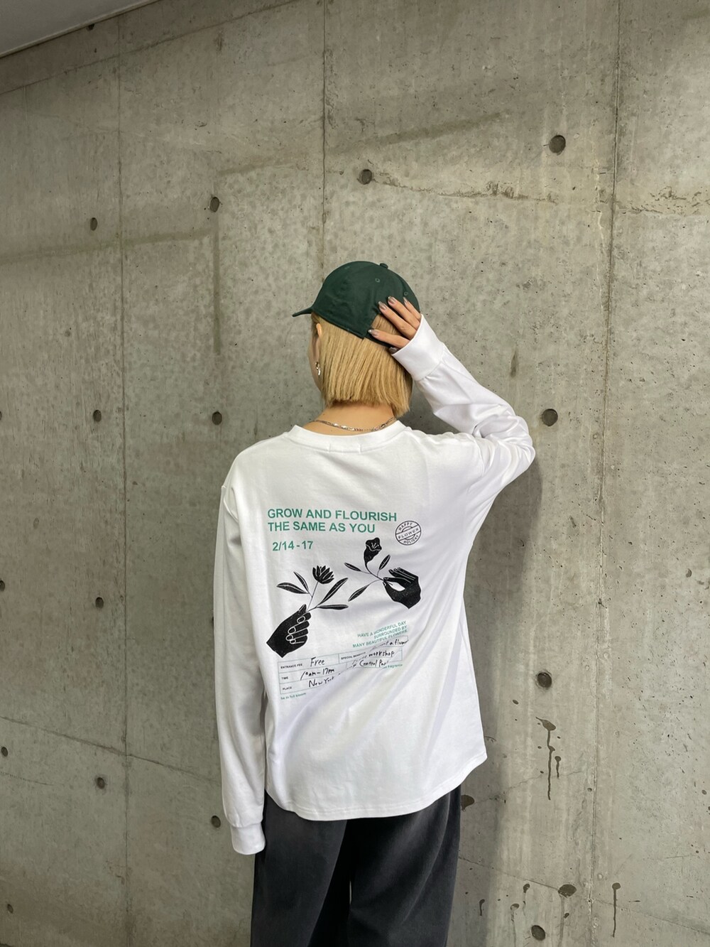 ブラック系のサンダル、ブラック系のデニムパンツ、ホワイト系のTシャツ/カットソーを着用したレディースの冬コーディネートの4枚目の写真