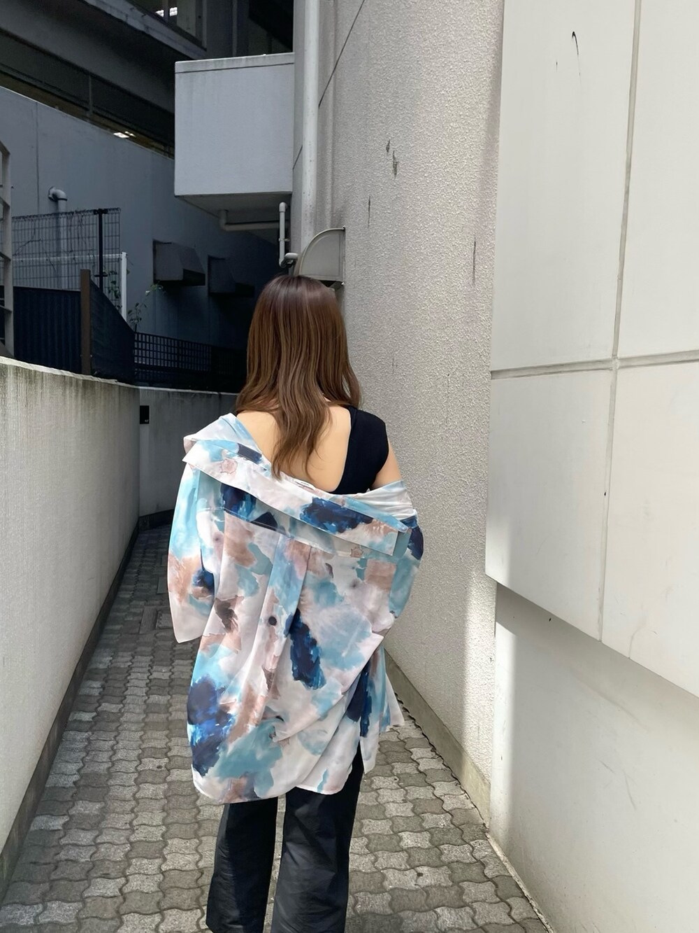 ブラック系のタンクトップ、ブルー系のシャツ/ブラウス、ブラック系のカーゴパンツを着用したレディースの春コーディネートの3枚目の写真