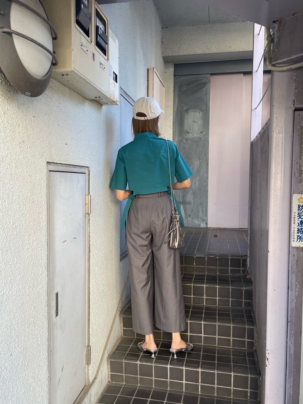 グリーン系のシャツ/ブラウス、シルバー系のサンダル、グレー系のその他パンツを着用したレディースの冬コーディネートの3枚目の写真