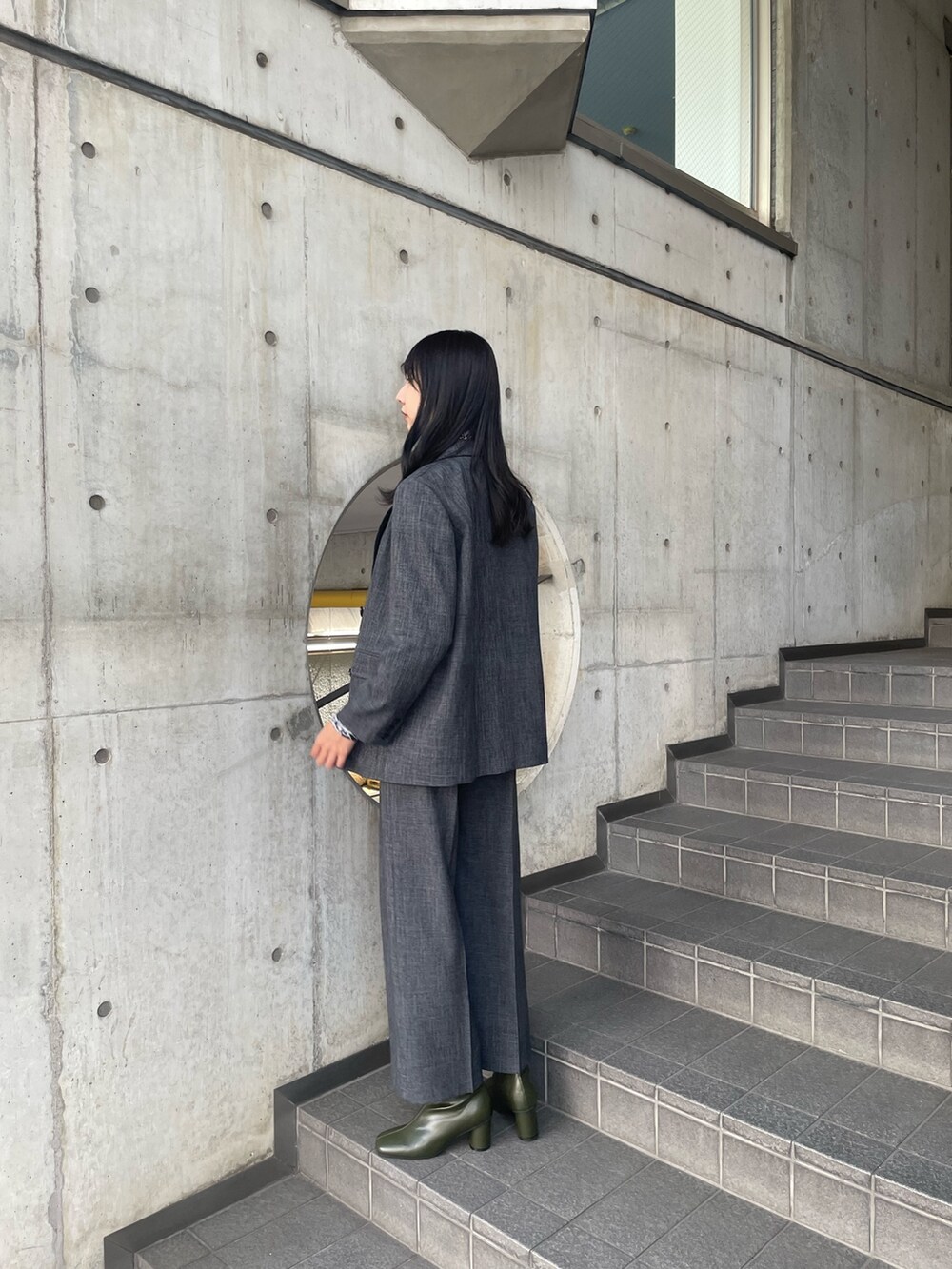 グレー系のテーラードジャケット、グレー系のスラックス、ホワイト系のTシャツ/カットソーを着用したレディースの夏コーディネートの3枚目の写真