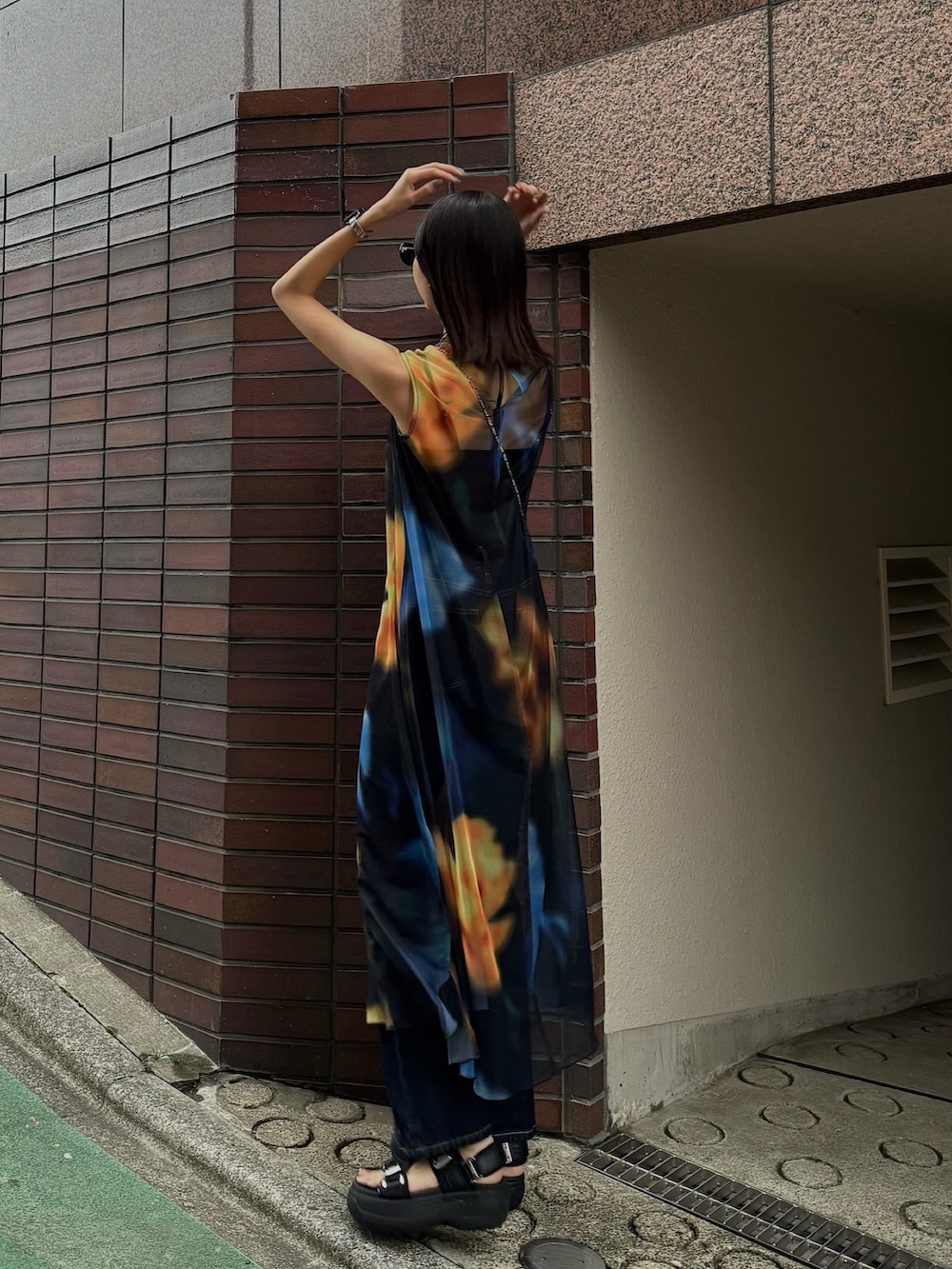 ホワイト系のTシャツ/カットソー、その他のスニーカー、ブラック系のサンダルを着用したレディースの春コーディネートの3枚目の写真