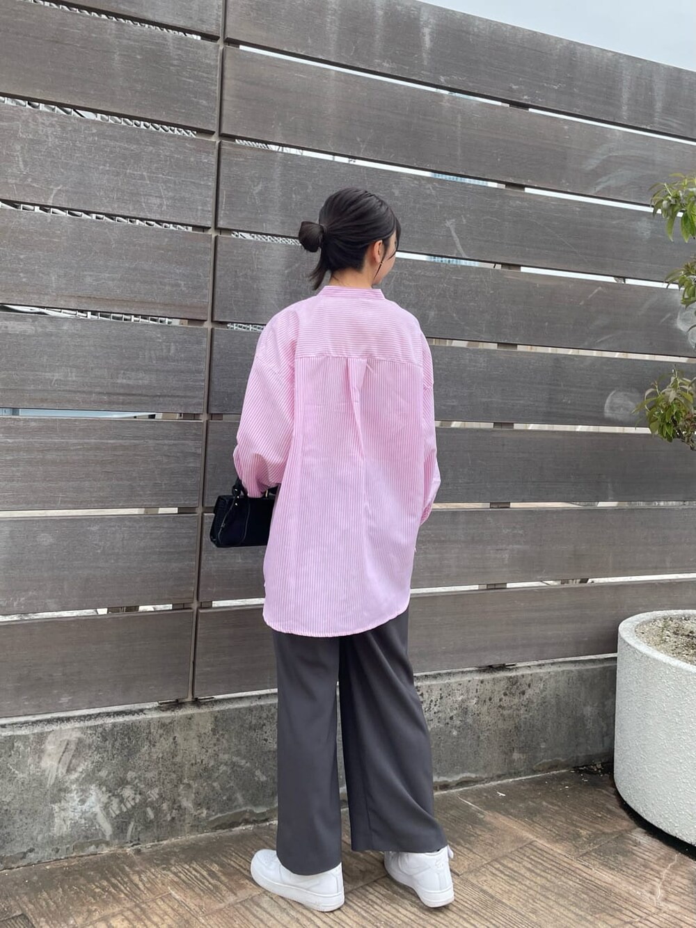 グレー系のその他パンツを着用したレディースの春コーディネートの4枚目の写真