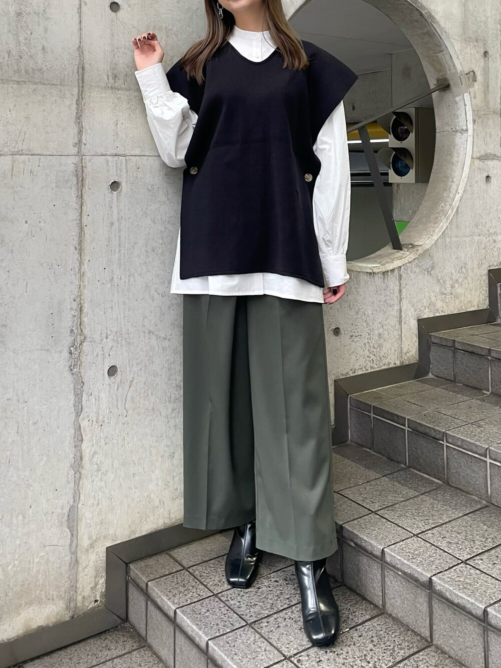 ブラック系のワンピース、グリーン系のスラックス、ブラック系のブーツを着用したレディースの夏コーディネートの4枚目の写真