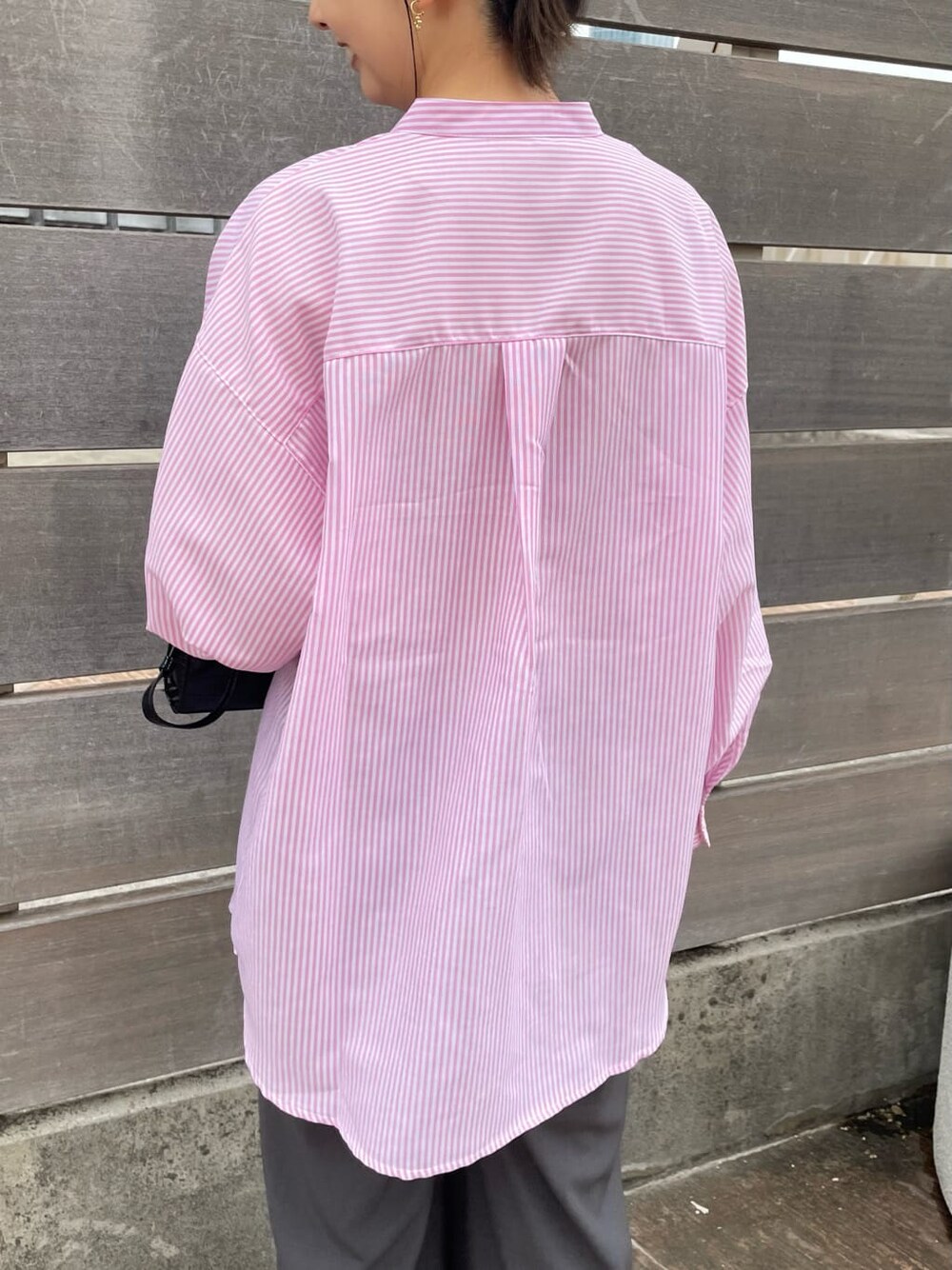 グレー系のその他パンツを着用したレディースの春コーディネートの7枚目の写真