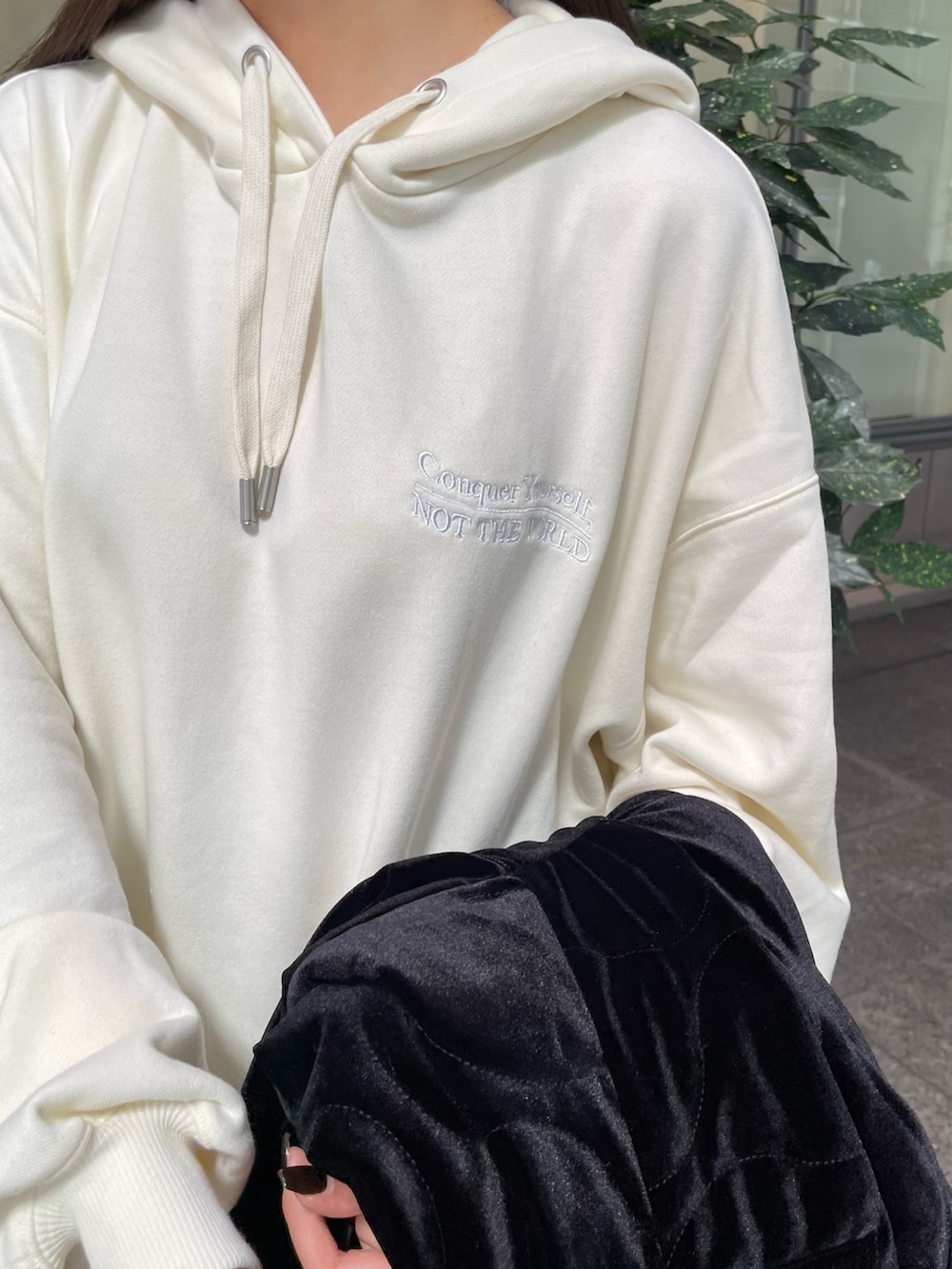 ホワイト系のパーカー、グリーン系のその他パンツを着用したレディースの秋コーディネートの4枚目の写真