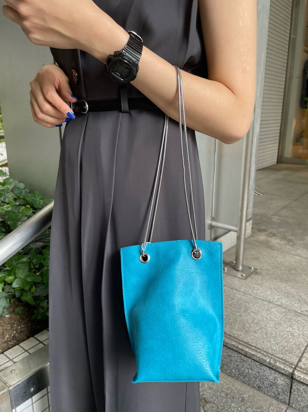 ブラック系のサンダル、グレー系のつなぎ/オールインワン、ブルー系のショルダーバッグを着用したレディースの夏コーディネートの6枚目の写真